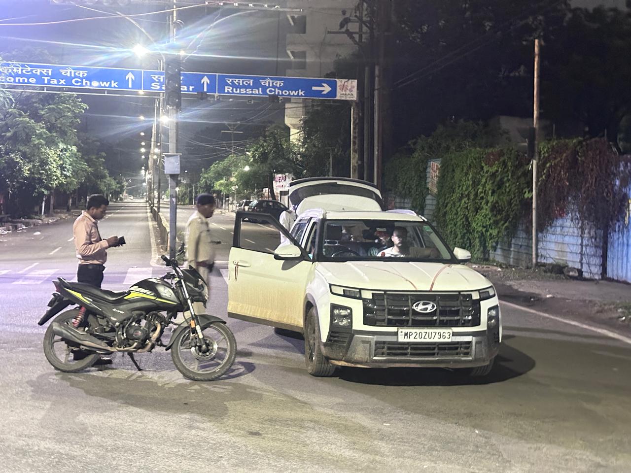 रातभर पुलिस ने की गश्त।
