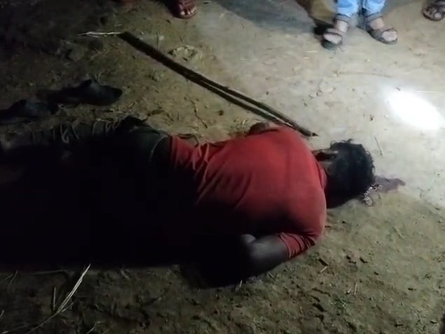 हत्या के बाद युवक का शव जमीन पर पड़ा मिला है।
