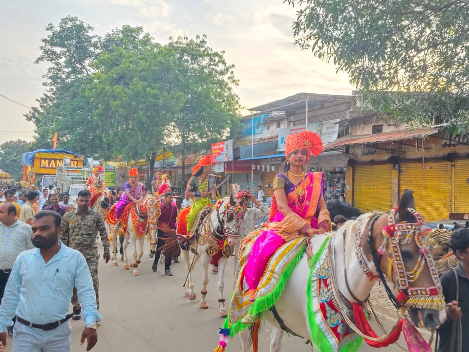 शोभायात्रा में समाज की युवतियां घोड़े पर सावर दिखी।