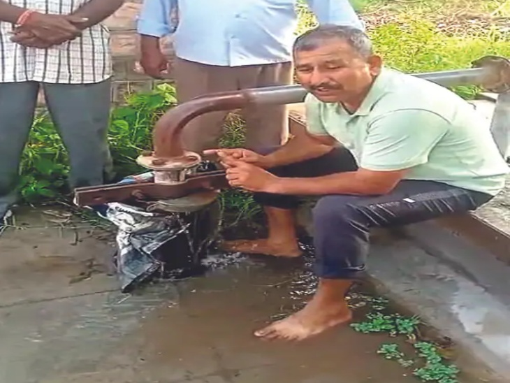 बीजेएस कॉलोनी में पिछले दिनों ट्यूबवेल से पानी बिना पंप के ही बाहर निकलने लगा था।