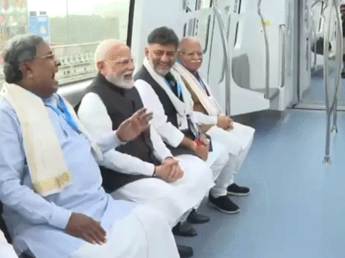 पीएम मोदी ने कर्नाटक सीएम सिद्दारमैया, डिप्टी सीएम डीके शिवकुमार, कर्नाटक के गर्वनर थावर चंद गहलोत, हरियाणा के पूर्व सीएम मनोहर लाल खट्टर के साथ ट्रेन में सफर भी किया।