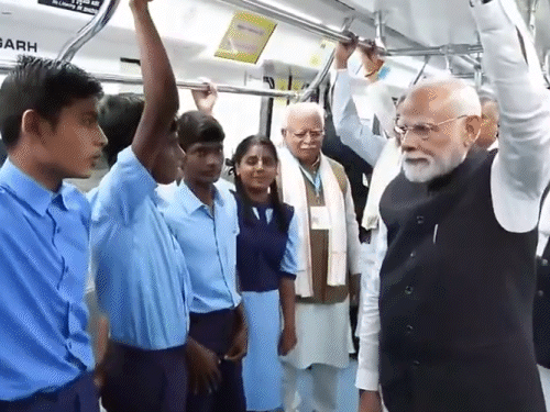 बेंगलुरु मेट्रो की यलो लाइन में स्कूली बच्चों के साथ पीएम मोदी।