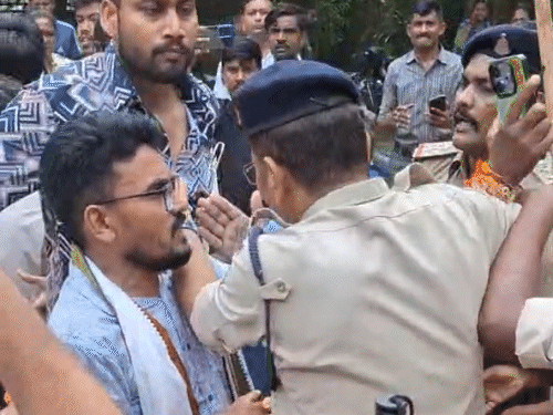 हिरासत में लिए लोगों को पूछताछ के लिए सरस्वती नगर थाना लाया जा रहा था, इस दौरान हिंदू संगठन ने उनसे मारपीट की।
