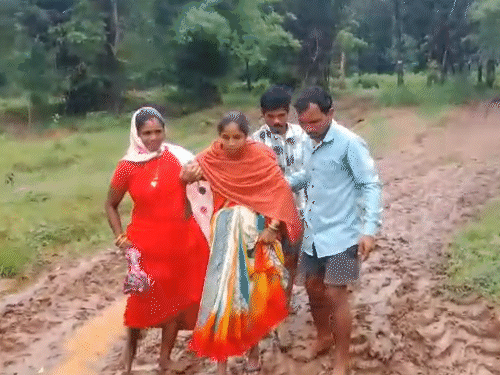 प्रेग्नेंट महिला को करीब 4 किलोमीटर तक कीचड़ से भरे रास्ते पर चलना पड़ा।