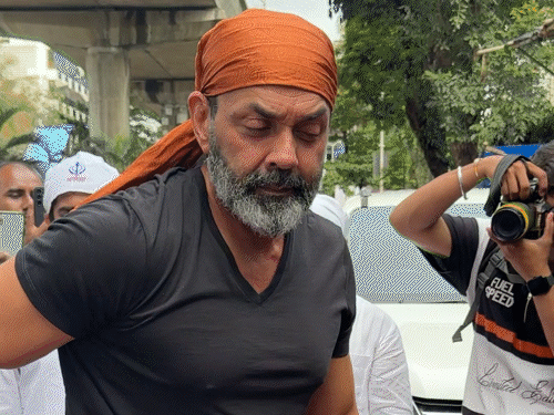 बॉलिवूड अभिनेता बॉबी देओल देखील शेराच्या वडिलांना श्रद्धांजली वाहण्यासाठी आला आहे.