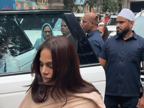 सलमान खानची राखी बहीण अलविरा देखील शेराच्या वडिलांच्या प्रार्थना सभेला उपस्थित होती.