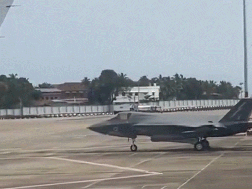 जापान के कागोशिमा हवाई अड्डे पर मौजूद ब्रिटिश F-35B स्टील्थ फाइटर जेट। - Dainik Bhaskar