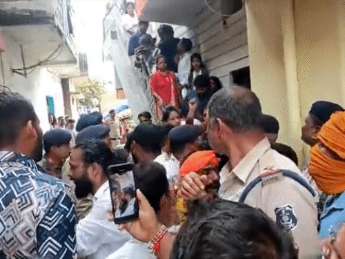 कुकुर बेड़ा में हिंदू संगठनों ने प्रार्थना सभा की आड़ में एक मकान का घेराव कर दिया।