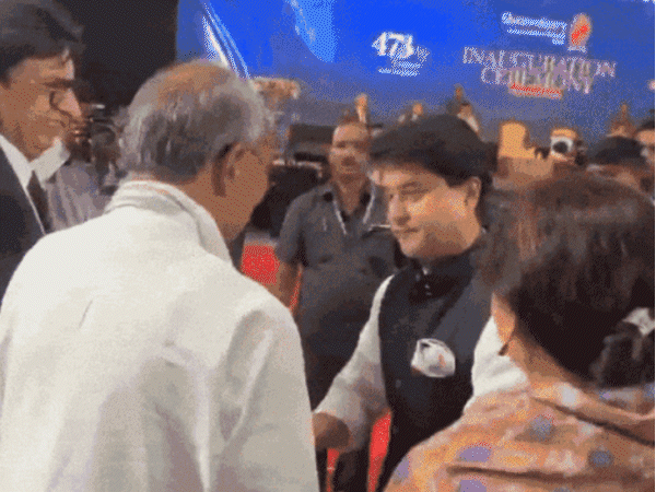 भोपाल में शुक्रवार को सिंधिया एक कार्यक्रम में दिग्विजय का हाथ पकड़कर उन्हें मंच पर ले गए थे। इसे लेकर दिग्विजय ने कहा कि वे उनके पुत्र के समान हैं। - Dainik Bhaskar