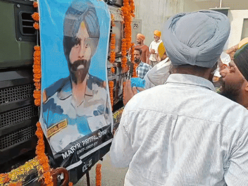 शहीद प्रितपाल सिंह की देह उनके गांव पहुंची तो पूरा परिवार उनकी की तस्वीर को देख विलाप करता हुआ। - Dainik Bhaskar