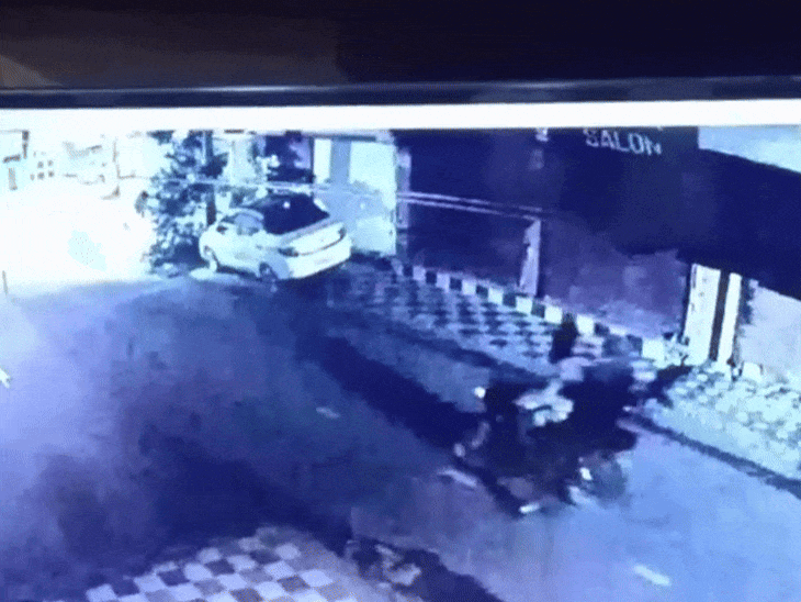 सीसीटीवी में कैद वारदात, जिसमें आरोपी फायरिंग करते हुए नजर आ रहे हैं। - Dainik Bhaskar