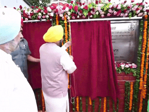 सड़क के प्रोजेक्ट का शुभारंभ करते हुए सीएम भगवंत मान।