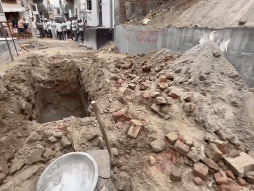 घर के बाहर खुदे इसी गड्ढे के अंदर से तनु की लाश 20 जून को बरामद की गई थी