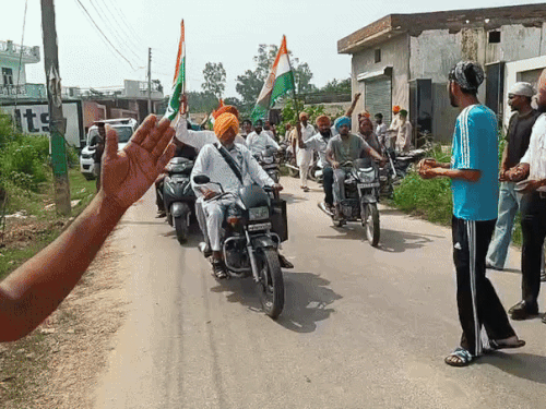 People of the village shouting slogans of martyr Pritpal Amar Rahe.