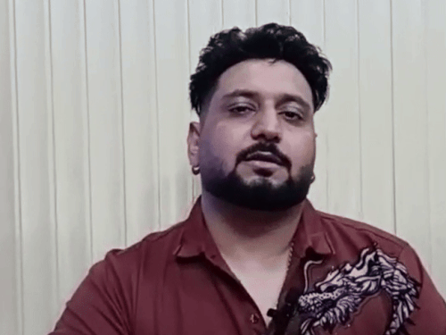यूट्यूबर सैम मामले की जानकारी देता हुआ।