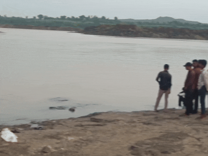 छात्रों के डूबने की खबर फैलते ही ग्रामीण इकट्ठा हो गए।