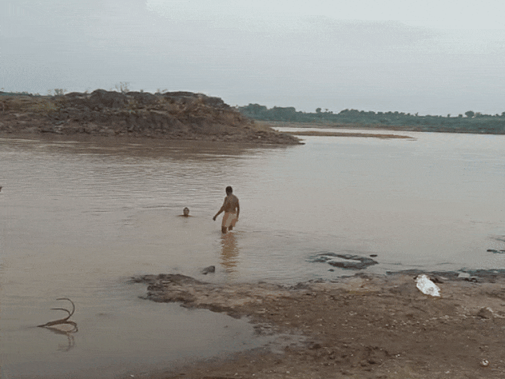 लापता छात्र की तलाश में सर्च ऑपरेशन चलाया गया। शाम तक उसका पता नहीं चल सका।