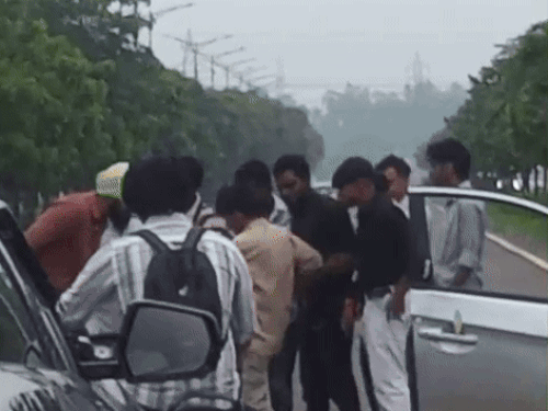 युवक की लातों से पिटाई करते हुए।