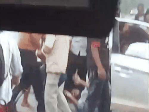 कार का शीशा टूट कर बिखरा सडक पर।