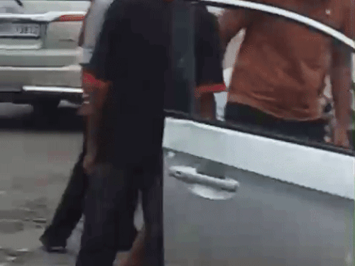 पहले कार से बाहर निकाला युवक को।