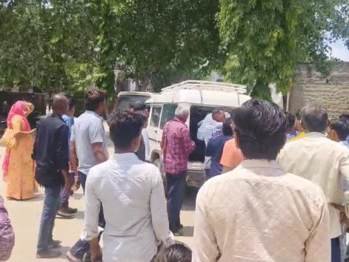 हादसे के बाद पूरे गांव में सन्नाटा पसर गया और माहौल गमगीन हो गया।