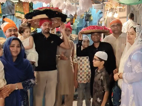 क्रिकेटर आवेश खान ने रविवार को अजमेर शरीफ दरगाह में की जियारत, अकीदत की चादर पेश की