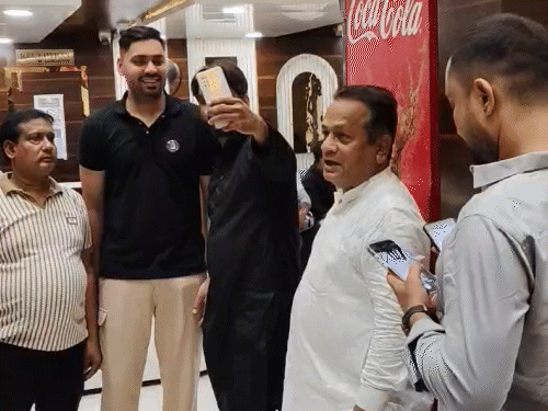 आवेश खान ने फैंस के साथ खिंचवाई तस्वीरें।