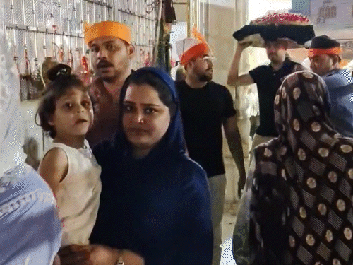 परिवार के साथ दरगाह पहुंचे टीम इंडिया के तेज गेंदबाज आवेश खान।