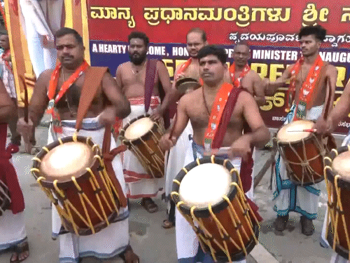 पीएम मोदी के स्वागत में ढोल बजाए गए।
