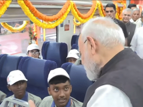 पीएम मोदी ने वंदेभारत ट्रेन में सवार बच्चों से मुलाकात की।