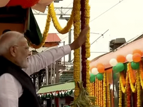 पीएम मोदी ने हाथ हिलाकर लोगों का अभिवादन किया।