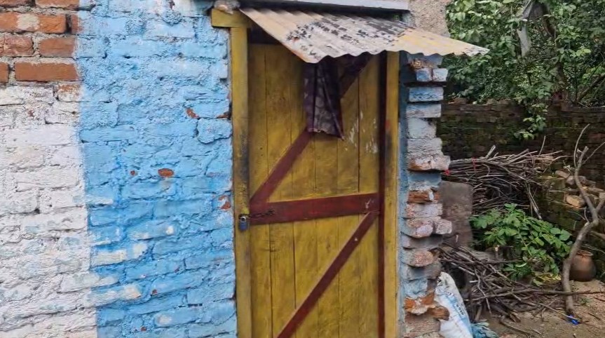 इसी घर में दोनों भाई रहते थे, जिसे पुलिस ने बंद कर दिया है।