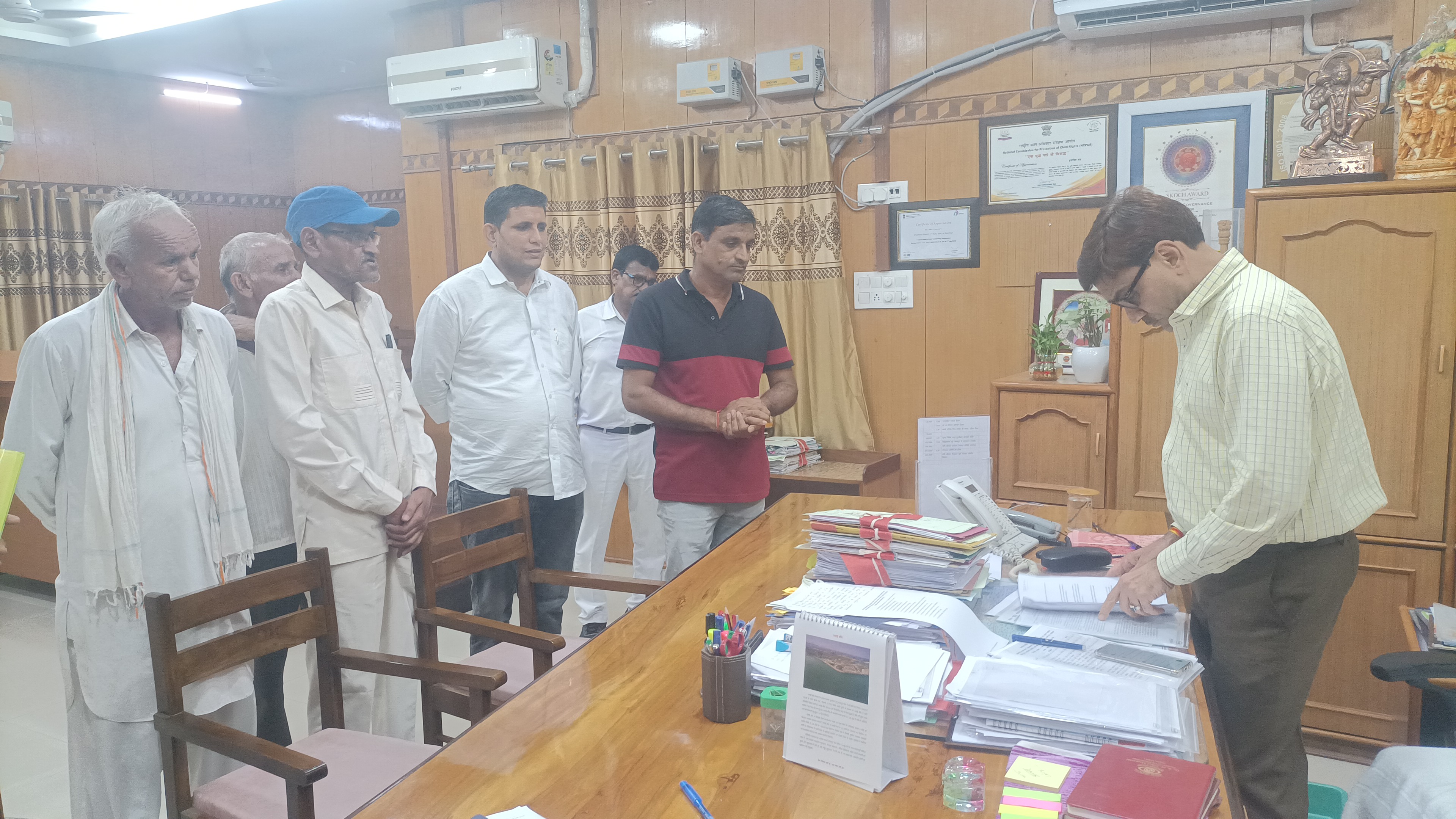 भ्रष्टाचार के विरोध में ज्ञापन सौंपते ग्रामीण प्रतिनिधि