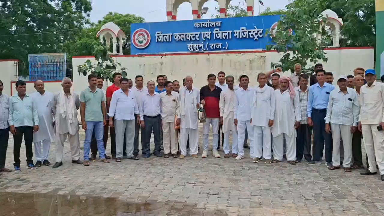 कलेक्ट्रेट पर सरपंच के खिलाफ नारेबाजी करते ग्रामीण