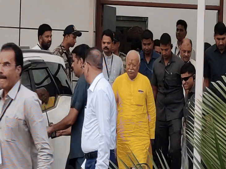 मोहन भागवत ब्रिलियंट कन्वेंशन सेंटर में आयोजित सामाजिक सद्भाव बैठक में शामिल हुए।