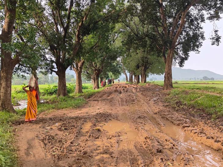 बारिश के बाद सड़क पर इतना कीचड़ है कि चारपहिया वाहन ठीक से नहीं चल पाते।