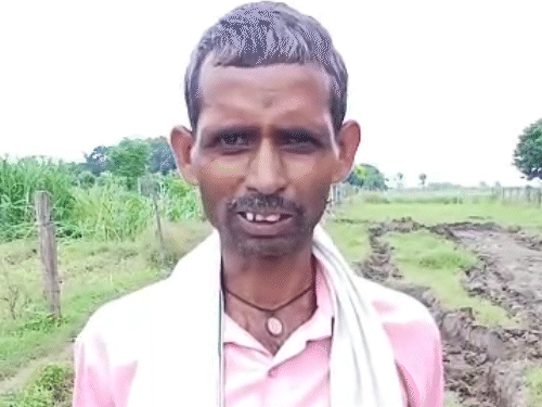 अशोक कुमार ने बताया, गांव में बस डरे हुए हैं।