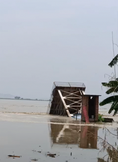 भागलपुर के रंगरा प्रखंड के तीनटंगा दक्षिण पंचायत में कटाव के चलते जलमीनार पानी में बह गया।