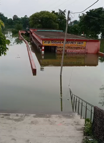 समस्तीपुर में चकला गांव में एक स्कूल बाढ़ के पानी में डूबा।