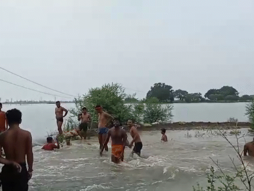 पटना के दानापुर-दीघा में बाढ़ के हालात हैं। स्थानीय लोग बाढ़ के पानी में मस्ती करते नजर आए।