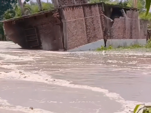 भागलपुर में गंगा में समाया मकान।