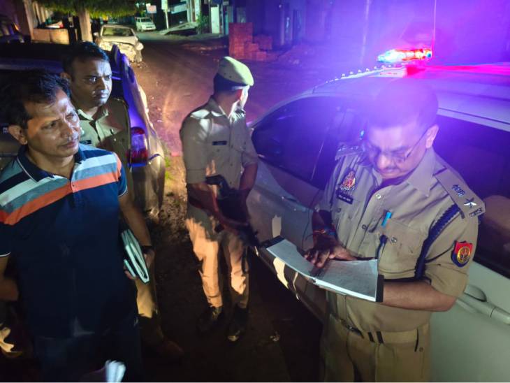 DCP South Deepender Nath Chaudhary, who reached the spot after the information of the murder in Kanpur, inquired about the incident.