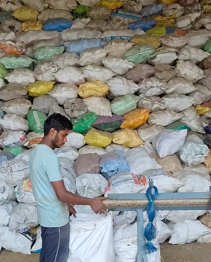 प्लांट में पराली से गुटके तैयार करते श्रमिक(