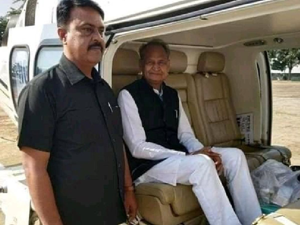 राजस्थान के पूर्व मुख्यमंत्री अशोक गहलोत के साथ PSO राजकुमार यादव। (फाइल फोटो)