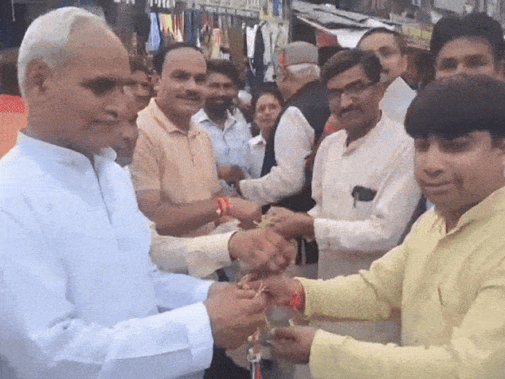 एक दूजे को भुजरिया देकर रक्षा बंधन पर्व की दी बधाइयां।।