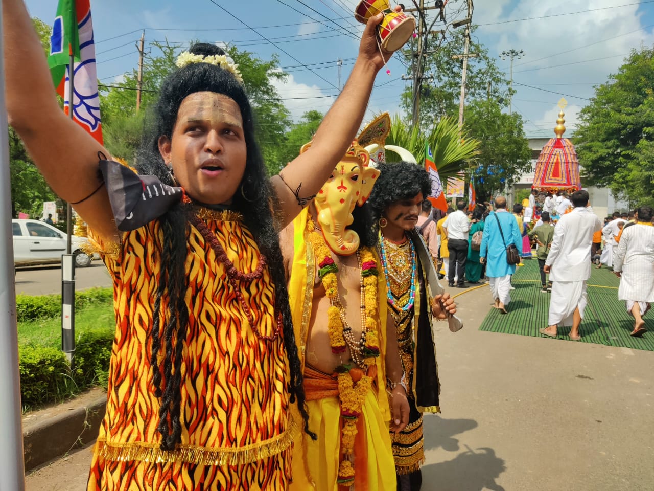 लोग दिखेंगे भगवान के वस्त्रों में भी