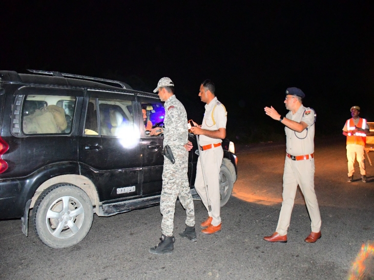 एसपी ने नाकाबंदी स्थल पर पहुंचकर की चैकिंग।