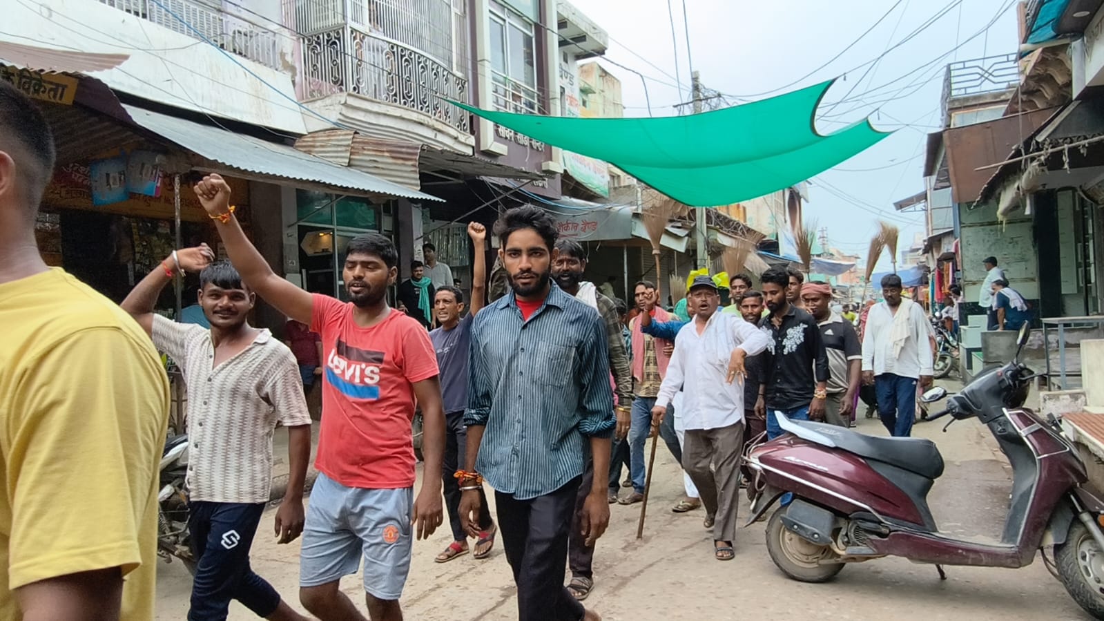 सफाई कर्मचारियों रैली निकालकर किया नगर पालिका के अधिकारियों का विरोध।