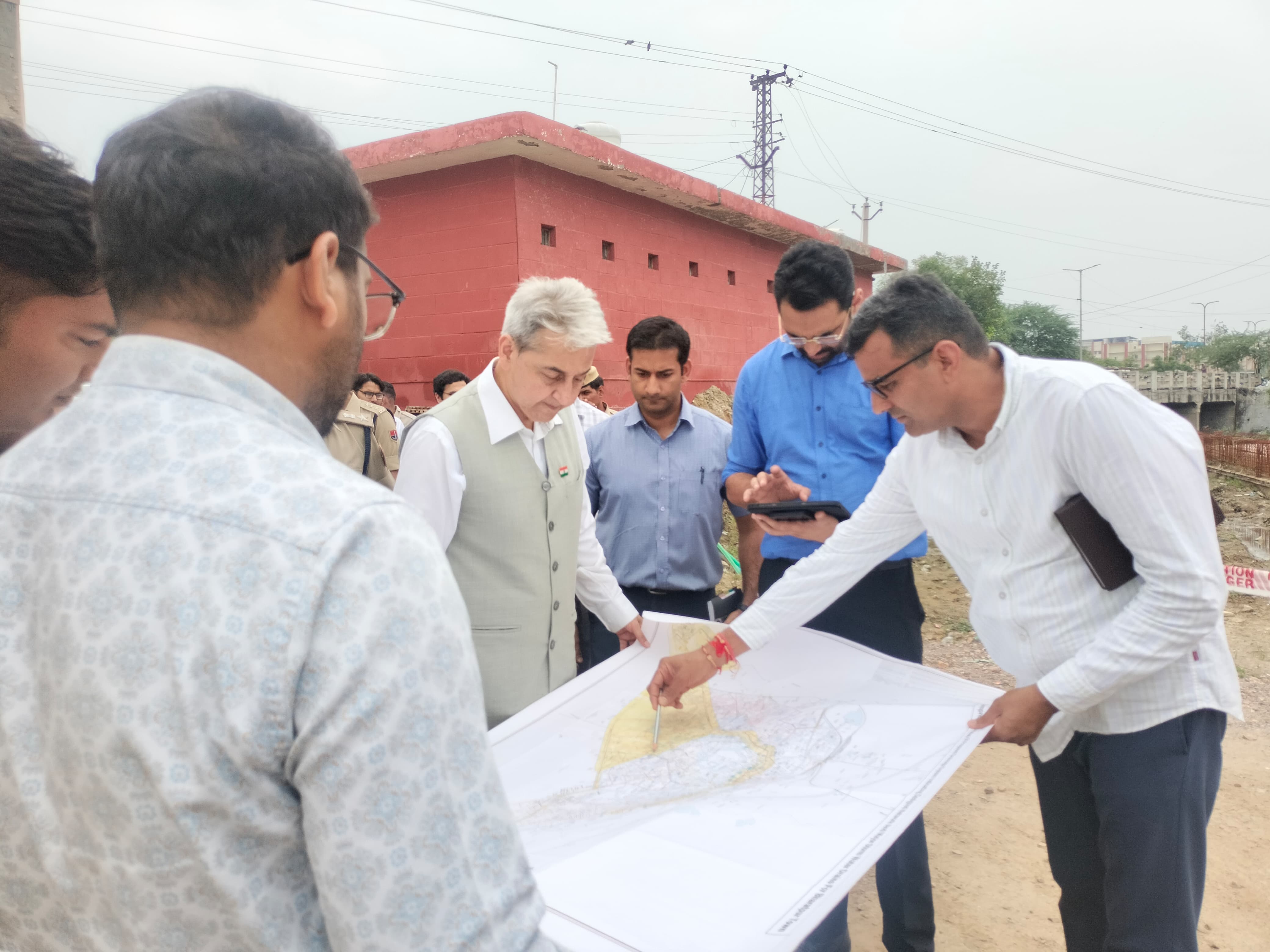 CFCD के चल रहे काम को लेकर मुख्य सचिव सुधांशु पंत नगर निगम आयुक्त श्रवण विश्नोई से बात करते हुए।