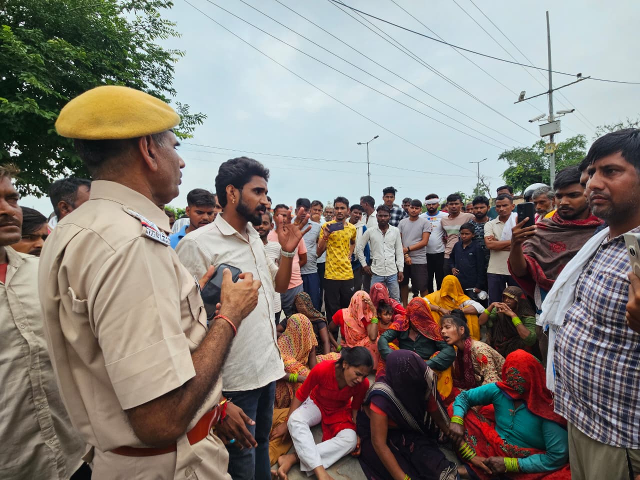 सेवर थाना SHO धर्मसिंह चेतपाल के परिजनों से समझाइश करते हुए।